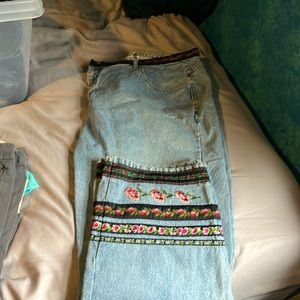 Woman’s embroidered jeans size 26